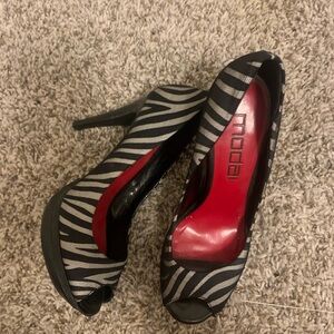 Moda Women's Black and White Peep Toe Heels